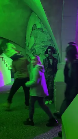 Caution ⚠️ Children on shoulders are 300% more likely to yeet themselves when jump-scared. Viewer discretion and dad reflexes advised. 😂🫣   #jumpscare #howloscream #funnyvideo #dadreflexes #fypシ゚viral