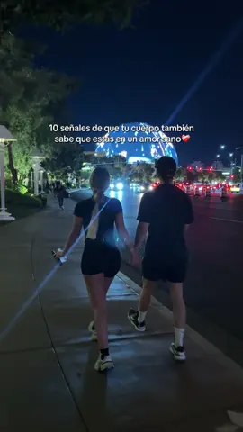 10 señales 👇🏻 1️⃣ Descansas tranquila y tu cuerpo lo siente Ya no hay insomnio ni pensamientos repetitivos 💭 2️⃣ Tu respiración se vuelve más lenta El amor tranquilo regula tu sistema nervioso 🌿 3️⃣ Tu energía vuelve Una relación sana no te agota, te impulsa ☀️ 4️⃣ Tu piel refleja tu paz Por eso, sin darte cuenta, brillas distinto ✨ 5️⃣ Tu estómago se calma Tu digestión fluye porque ya no hay tensión interna 💫 6️⃣ Tu apetito se equilibra Ya no comes por ansiedad ni te castigas con culpa ✨ Tu cuerpo reconoce el equilibrio emocional como nutrición real 🌷 7️⃣ Te enfermas menos La calma fortalece tu sistema inmune 💖 8️⃣ Tu ciclo se regula Las hormonas se alinean cuando el entorno es seguro 🌺 9️⃣ Tu postura cambia sin que lo notes Caminas diferente, más ligera, más segura ✨ 🔟 Tu sonrisa se vuelve natural Porque cuando estás donde debes estar, el cuerpo también sonríe contigo 💞 ¿Tu cuerpo también se siente en calma? Guarda este post para que recuerdes cómo tu cuerpo expresa esa calma❤️‍🩹 #relaciones #relacionessanas #couplegoals #parejas #parejassanas 