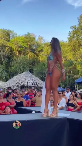 A modelo Leyssa do Carlos desfilando no concurso de beleza Garota Verão Pará