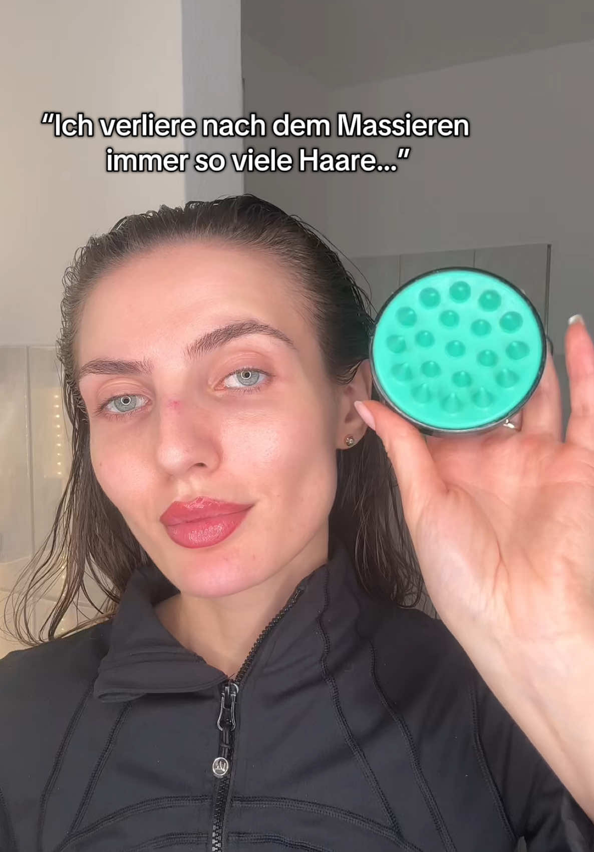 Wenn du nach dem massieren viele Haare verlierst, dann massierst du deine Kopfhaut falsch und ziehst wahrscheinlich eher an deinen Haaren…🫣 Mach stattdessen das, was ich im Video zeige und erkläre 🙏🏽 #haircare #rosemarywater #hairgrowth #rosemaryforhairgrowth #rosmaryoil #hairlove #hairtok #rosemaryoilforhairgrowth #hairtransformation 