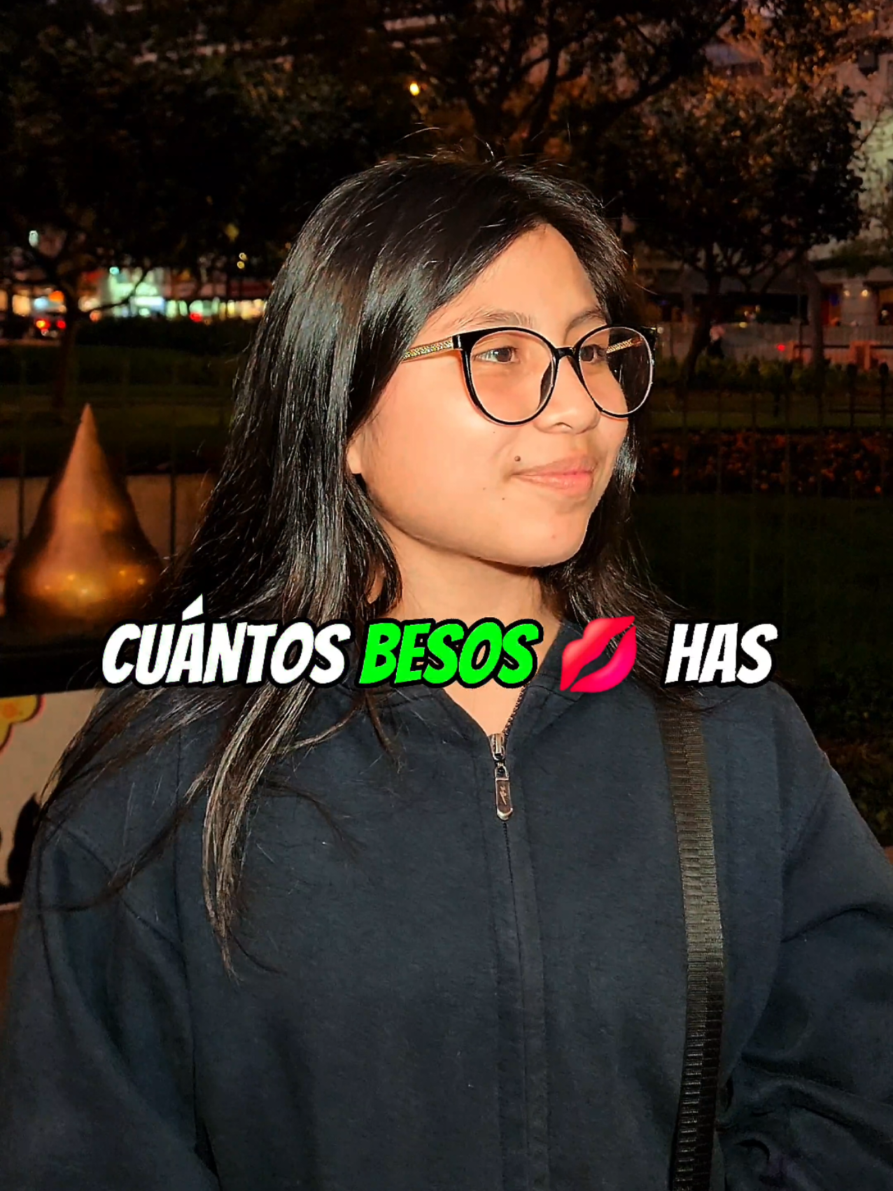 Y tu cuantos besas has dado 💋🤔 ? #besos #entrevistasgraciosas #entrevistasenlacalle #preguntas #kiss 