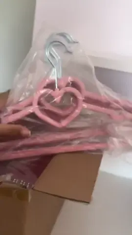 Kit 25 Cabide Infantil Slim De Veludo Rosa Coração     Achadinho que parece coisa de boutique 😍💗 Esses cabides de veludo com coração deixam o closet com cara de Pinterest, ocupam pouco espaço e não deixam a roupa escorregar! Sério, o nível de fofura é surreal 🫶✨ Qual cor você colocaria no seu guarda-roupa? 👚💖” https://s.shopee.com.br/7V8KRHQI4p  #organizacaocomestilo 💅 #closetperfeito 💗 #casapinterest #cabideinfantil 