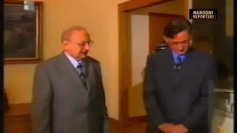 🌙 Za laku noć — predsjednik 🇭🇷Franjo Tuđman priča o vrču iz 18. stoljeća prije Krista, pronađenom u pradomovini Hrvata, 🇮🇷Iranu.  “Kad sam vidio taj vrč, iz doba Hetita i Frigijaca, s hrvatskim grbom i pet polja, rekao sam – prvo polje je bijelo. Prvo je bijelo.“ „Da sam to znao ranije,“ kaže predsjednik, „hrvatski bi grb počinjao s bijelim poljem.“ A kad ga novinar pita je li sve to slučajno, Tuđman mirno odgovara: „Slučaja nema. I onda kad se čini da je slučaj – nije slučaj.“ 🇭🇷 Povijest je u kamenu, u krvi i u sjećanju naroda koji zna odakle dolazi. #FranjoTuđman #HrvatskiGrb #Povijest #NarodniReporteri #Hrvatska 