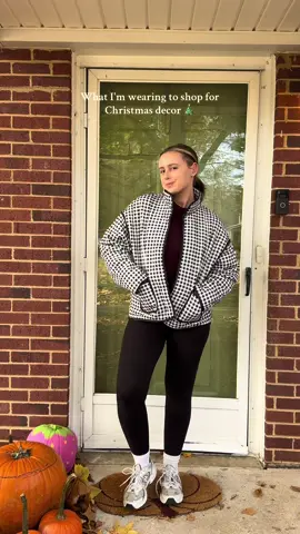 This jacket is perfect for the fall to winter transition 🤍🖤🎄 #falloutfits 