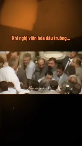 Thật ra, trước cả khi “Maidan 2014” nổ ra, chính trường Ukraine vốn đã như một… sàn đấu vật hơn là nghị viện. Những năm đầu thập niên 2010, người ta chẳng cần chờ tới biểu tình đường phố để thấy cảnh hỗn loạn — chỉ cần mở truyền hình trực tiếp phiên họp Quốc hội là đủ. Các nghị sĩ Ukraine khi ấy thường xuyên “tranh luận” bằng… nắm đấm. Năm 2010, một cuộc họp biến thành hỗn chiến khi phe đối lập phản đối việc ký hiệp ước cho phép hải quân Nga tiếp tục đồn trú tại Crimea. Ghế bay, trứng gà ném lên bục phát biểu, khói mù mịt vì bom hơi cay — tất cả trong một khung cảnh lẽ ra dành cho “thảo luận chính sách quốc gia”. Một số nhà báo quốc tế còn đùa rằng: “Nếu nghị viện nào được chấm điểm năng động, Ukraine chắc chắn vào chung kết Olympic.” Những vụ ẩu đả đó không phải cá biệt. Năm 2012, ngay trước thềm bầu cử quốc hội, các đại biểu lại lao vào nhau khi tranh cãi về luật ngôn ngữ — khi phe thân Nga muốn mở rộng việc sử dụng tiếng Nga còn phe thân Âu cực lực phản đối. Hình ảnh dân biểu giật micro, xô đẩy, thậm chí tung cú đấm giữa nghị trường đã trở thành “đặc sản chính trị Kyiv” — minh họa sống động cho việc nền dân chủ non trẻ có thể sôi động… theo nghĩa đen. Vậy nên, khi Maidan nổ ra vào cuối 2013, nhiều người không ngạc nhiên. Một đất nước mà ngay trong nghị viện, các chính khách còn coi việc “bảo vệ quan điểm” là màn đối kháng tay chân, thì việc mâu thuẫn lan ra đường phố chỉ là hệ quả tất yếu. Có lẽ chỉ khác ở chỗ: lần này, đám đông không còn ném trứng, mà ném đi cả niềm tin vào bộ máy cũ. #theodonglichsu #lichsu #nguoikesu #History #camxuclichsu  