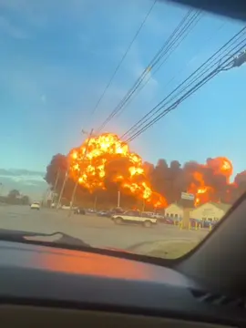 ‼️ÚLTIMA HORA‼️SE DESPLOMA AVIÓN DE CARGA EN KENTUCKY. Un avión de carga de UPS (vuelo 2976) se estrelló esta tarde poco después de despegar del Aeropuerto Internacional Muhammad Ali, en Louisville (Kentucky). La aeronave, un McDonnell Douglas MD-11, se dirigía a Honolulu (Hawái) cuando cayó a tierra e incendió la zona del impacto, generando una columna de humo visible en toda la ciudad. 👩‍🚒 Bomberos y equipos médicos trabajan en el lugar. ⚠️ Autoridades locales emitieron una orden de confinamiento (“shelter-in-place”) por riesgo de humo tóxico. 🛩️ A bordo iban tres tripulantes. La FAA y la NTSB ya investigan las causas del siniestro. Louisville es el principal centro logístico mundial de UPS (“Worldport”), por lo que el accidente podría afectar operaciones globales. #EEUU #Kentucky #UPS #Louisville #Aviación 