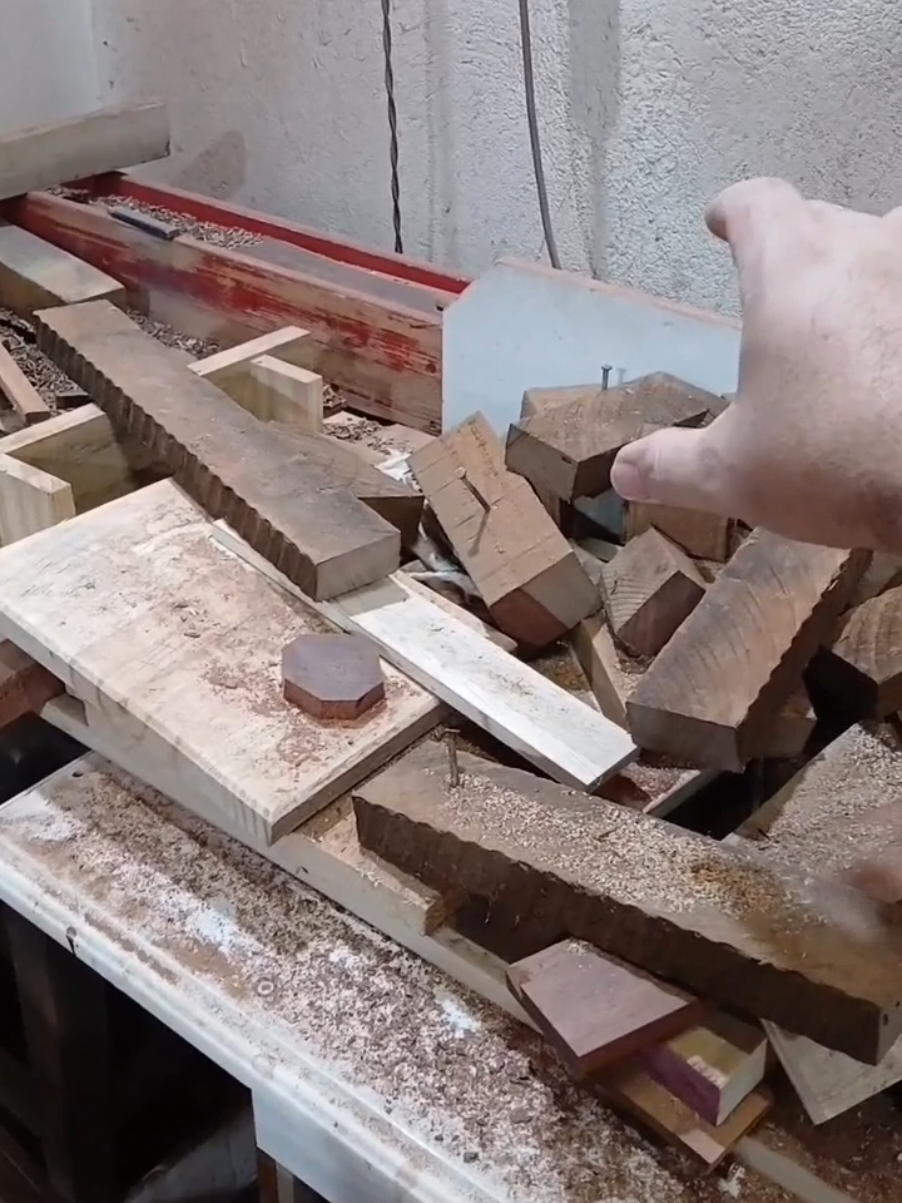 Fiz um pião de madeira que gira mais de 2 minutos, curta o vídeo compartilhe e me siga #Woodworking #marcenaria #Wood #waldeon #AliExpress 