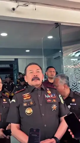 Kejaksaan Tinggi (Kejati) Bengkulu terus mendalami dugaan korupsi tambang batu bara yang telah menimbulkan kerugian negara mencapai Rp 500 miliar. Hasilnya, penyidik berhasil mengungkapkan peran tersangka SSH selaku Kepala Inspektur tambang Kementerian ESDM 2022-224. #korupsi #koruptor #kejaksaanagung #fyp #foryou 