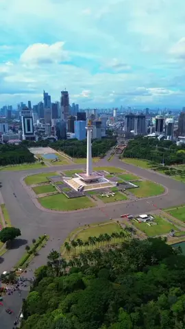 Monas Jakarta ✨😍🇮🇩. Monas adalah singkatan dari Monumen Nasional, sebuah monumen setinggi 132 meter di Jakarta yang menjadi simbol kemerdekaan Indonesia. Monumen ini didirikan untuk mengenang dan mengabadikan perjuangan rakyat Indonesia dalam merebut kemerdekaan dari penjajahan. Selain sebagai simbol sejarah, Monas juga berfungsi sebagai destinasi wisata populer dan pusat pendidikan sejarah. #masukberanda #fyp #4u #4upage #xyzabc 
