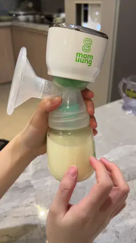 Pump & pour with me ✨🫶🏻 #momeping #pumpingmom #pumpingjourney 