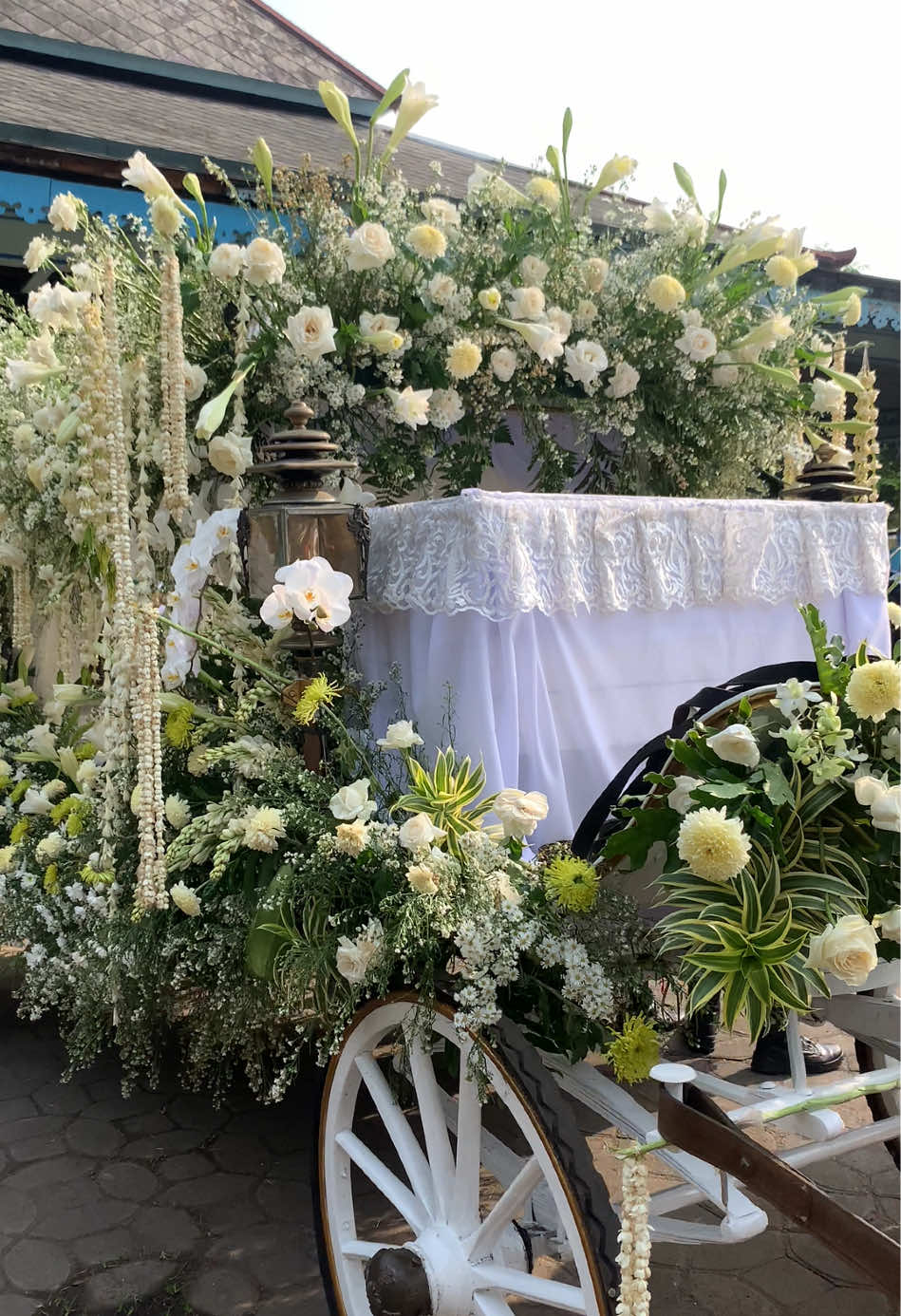 Kereta  pusaka RATA PRALAYA sudah siap buat mengantar SISKS PAKOE BOEWONO XIII ke Makam Imogiri #layulayu #keretaratapralaya #pakoeboewonoxiii 