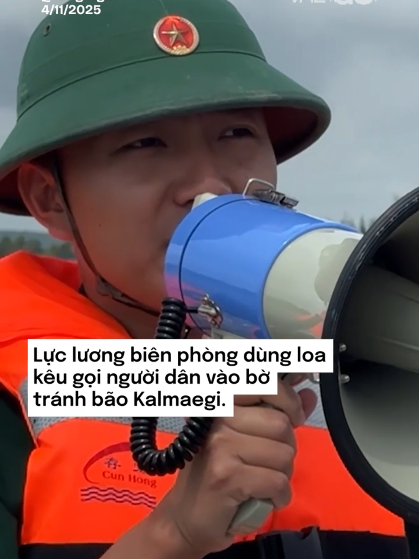 Lực lượng biên phòng liên tục phát loa kêu gọi ngư dân rời tàu thuyền, lồng bè, nhanh chóng vào bờ tránh cơn bão Kalmaegi đang tiến vào khu vực Đà Nẵng – Khánh Hòa. #tiktoknews #vnexpress #vne #vnego