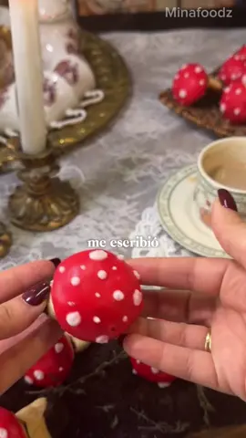 ¿Alguna vez sentiste que trabajaste horas en un pedido… y al final no te quedó casi nada de ganancia? 😩 A mí también me pasó. Una clienta me pidió unas galletas tipo hongos para Halloween y fue ahí cuando entendí que estaba regalando mi tiempo. Porque no era solo hacer galletas: era diseñar, probar, decorar, empacar… y todo eso también cuesta. Pero nadie nos enseña a cobrar por nuestro tiempo, por nuestra creatividad, por nuestro esfuerzo. Y cuando no calculas bien, te agotas, sientes que no vale la pena y hasta piensas en rendirte. Pero la verdad es que sí puedes vivir de lo que amas, solo necesitas aprender a cobrar lo justo.  Si tú también estás cansada de adivinar precios y sentir que trabajas por amor al arte, comenta la palabra GANANCIAS y consigue las Plantillas Automáticas de Costos. Empieza a cobrar por TODO lo que haces y deja que tu talento también te dé libertad. 💸✨ #dessert #bakery #cake #reposteras 