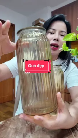 Bình hoa thuỷ tinh màu hổ phách quá là sang #thaothontha #binhhoadep #nhacuadoisong #binhhoathuytinh #binhhoadecor 