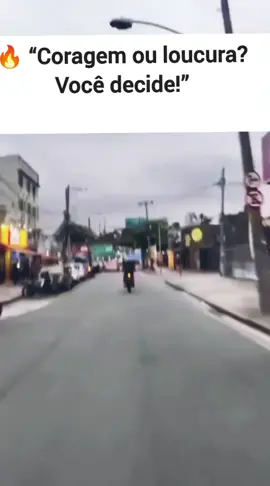 Um motociclista arriscou tudo fazendo manobras perigosas no meio da rua! 😱 A adrenalina toma conta quando ele empina a moto e por pouco não é atropelado por um carro que vinha logo atrás. A cena é de tirar o fôlego e mostra o quanto alguns pilotos desafiam o perigo só pra provar habilidade e coragem. 🏍️🔥 O vídeo viralizou nas redes sociais e deixou todo mundo chocado com o reflexo e o controle desse maluco da moto! ⚠️ Não tente fazer isso! As imagens são reais e mostram o risco extremo das ruas. #Motociclista  #adrenalinapura  #Manobras  #chapa  #perigo 