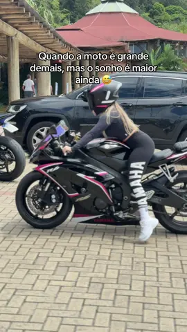 Pé no chão ? Só se for na ponta!  #moto #motogirls #yamahar6 #capacetekyt #motoemulher 