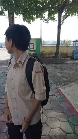 “Setiap hukuman bisa jadi pelajaran berharga. Karena datang terlambat, salah satu contoh siswi ini diminta menyatakan alasannya dalam Bahasa Inggris. Karena bidang tersebut yang ia kuasai dengan sangat baik. Hukuman yang mendidik adalah ketika kesalahan menjadi jalan menuju peningkatan diri.” Tetap semangat dalam berproses!!! 🌟📘 #foryoupage  #fyppppppppppppppppppppppp  #anaksekolahan 