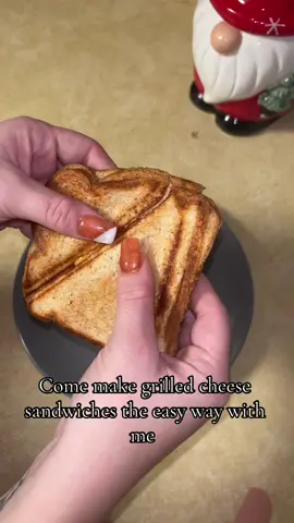 I swear this thing is the best gift I’ve ever received . Makes sandwich making a breezeeeeee ! #fyp#foryoupage#grilledcheese#tuesday 