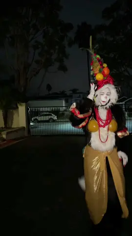 The tail is killing me ahaha #catinthehat #halloween #halloweencostume #funnycostume #madelinejohnsonnnn 