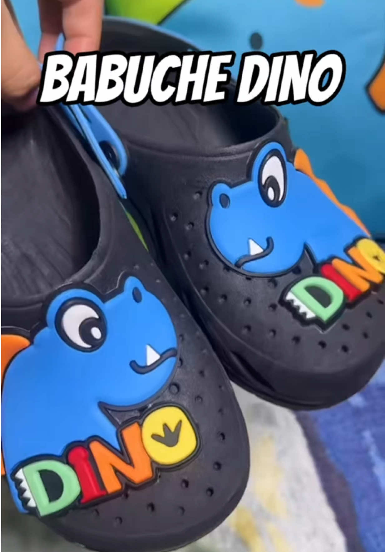 🦕🩵 Eu não resisti a essa babuche de dinossauro pro meu pequeno! Além de super estilosa, é confortável, segura e fácil de limpar. Feita com material reciclável e sola antiderrapante, perfeita pra qualquer aventura do dia a dia! #babucheinfantil #dino #tiktokshopblackfridaybr #tiktokshop1111br #maedemenino
