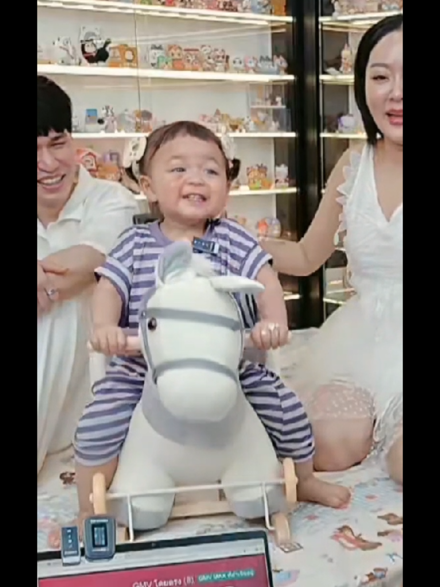 ของรางวัลสำหรับเด็กขยัน ดูหน้าคนดีใจ โมเน่ขี่ทู๊กกกกกกวัน🤣 โยกๆ โยกๆ 🤣🤣 3ทุ่มกว่า แรงไม่ตกจริงๆ  เป็นป้านะ ตาปรือแล้ว  #น่ารัก #โมเน่ #ต้าวแฝดโซลโมเน่ #แฝดโซลโมเน่ #โซลโมเน่ 