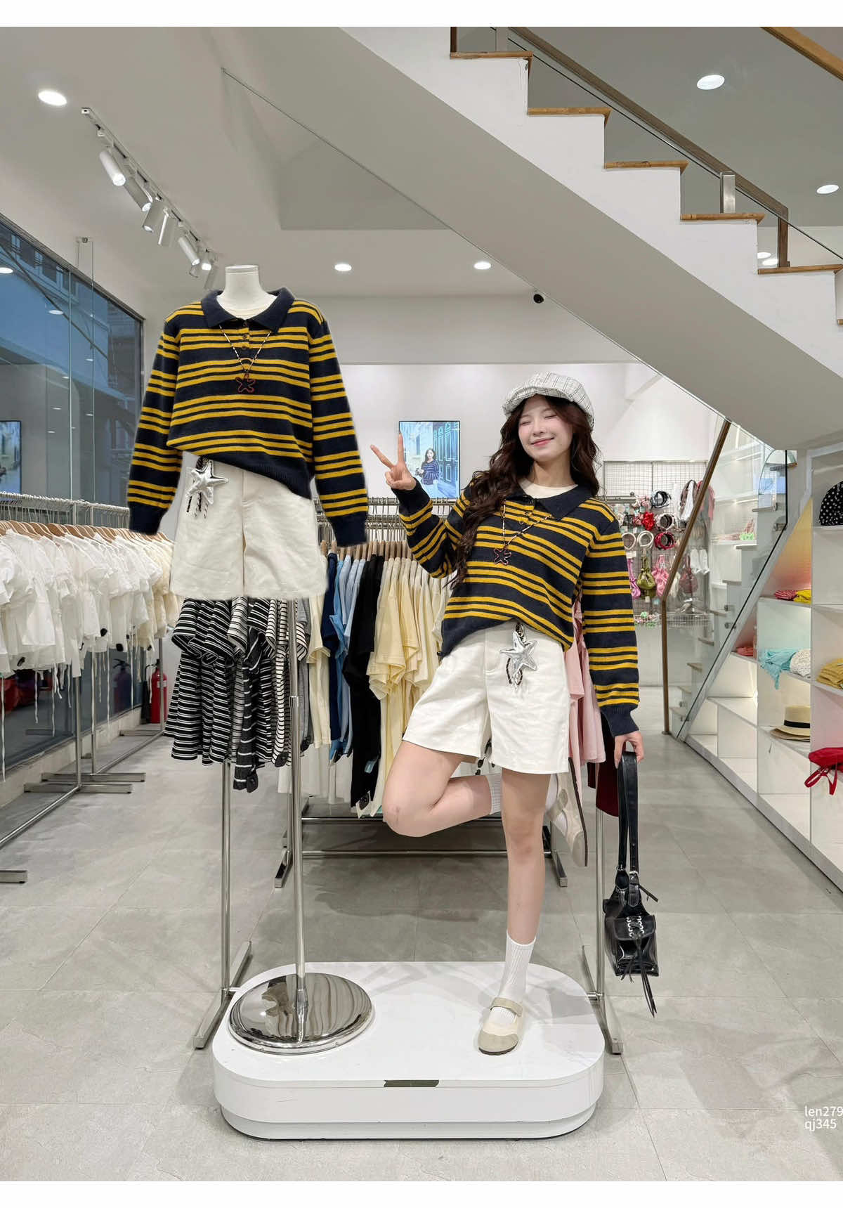 Áo len sọc vàng navy – style năng động cho ngày se lạnh 🍂#aolen #thoitrangnu #outfit #goiyphoido #thoitrangthudong 