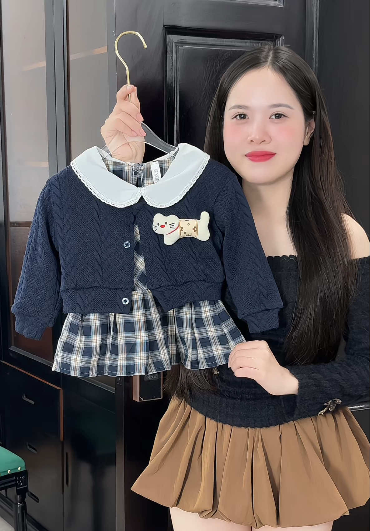 Set váy kẻ caro kèm áo len cadigan xinh quá 🥰 #thoitrangtreem #thoitrangthudongchobe #setvaybegai #phamdiutb 