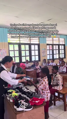 Tidak tau lagi bagaimana mau berterima kasih kepada semua teman-teman tiktok yang sudah memberi dengan tulus dengan kami disini 😭 Semoga semuanya selalu diberkati dan dilancarkan rejekinya 🥹❤️ #anaksekolahpapua🏝️ #dapatkiriman #fyp #fyppppppppppppppppppppppp #fypageシ 