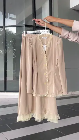 Matching set yang confirm ramai puji 💐 #fyppppppppppppppppppppppp #OOTDMurah #outfitideas #blousecantik #youmilier #setblouseskirt #blousewanita 