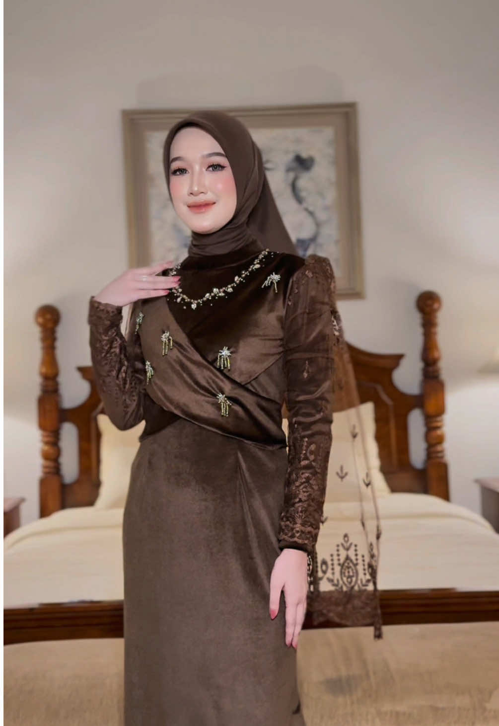 Membalas @NUR KHOLISAH 🦋👑 biar diborong customer kak karena koleksinya cantik cantik. Bisa cek kerkun untuk Elida Dress ini yah #fypage #berandafyp #dressbludru #dresskondangan #dresslebaran 