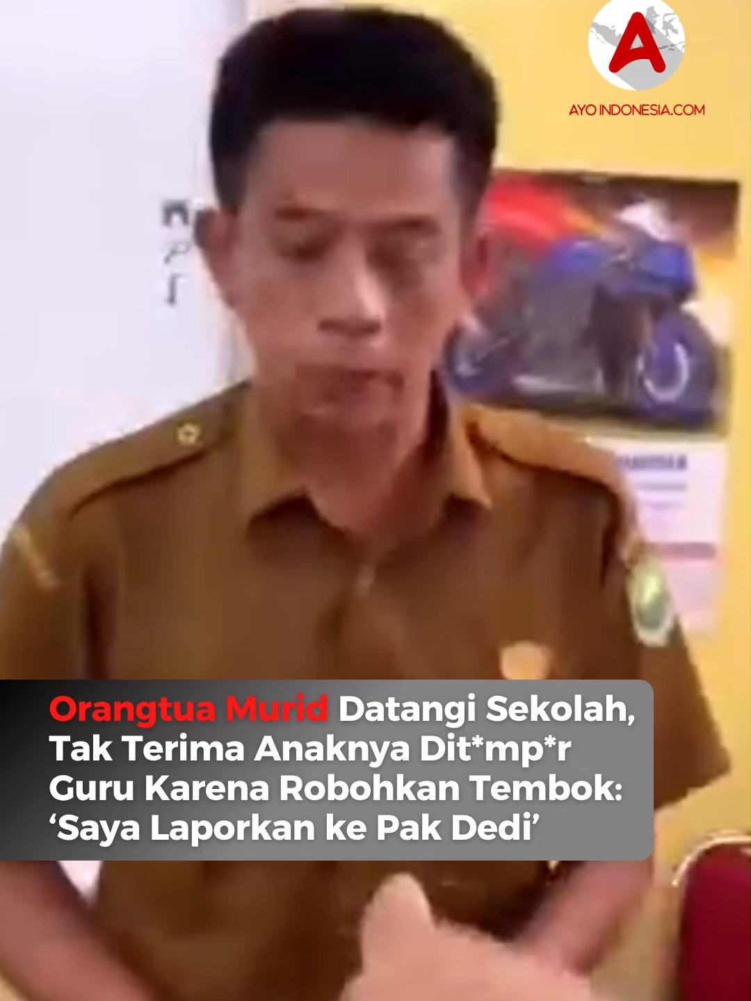 Seorang ayah di Subang, Jawa Barat, yang datang ke sekolah anaknya setelah mengetahui sang guru men*mp*r muridnya. Peristiwa bermula ketika beberapa siswa memanjat tembok sekolah hingga roboh. Guru yang menegur mereka diduga kemudian melakukan kek*r*san fisik. Dalam unggahan di media sosial, sang ayah mengakui kesalahan anaknya, tapi menegaskan bahwa kek*r*san bukan cara mendidik. Ia juga menyebut ada delapan siswa lain yang mengalami hal serupa. Orangtua tersebut menyebut juga akan melaporkan ke Gubernur Jabar, Dedi Mulyadi. Namun sang guru tak takut agar orangtua tersebut agar melapor. Kasus ini pun memicu perdebatan warganet, sebagian menilai tindakan guru wajar untuk mendisiplinkan, sebagian lain menolak keras kek*r*san di lingkungan pendidikan. Kini, publik berharap pihak sekolah dan orang tua bisa menyelesaikan persoalan ini dengan kepala dingin. Follow terus @ayoindonesiacom #subang #jabar #dedimulyadi #viral