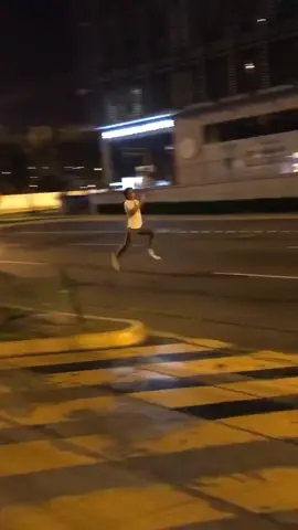 Está sola🏃🏻‍♂️‍➡️ #fyp #humor #lima 