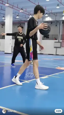 Hqua Along đã thi trận bóng rổ ở trường nek sao mà có thể bảnh dữ vại 🤗🙆🏼‍♀️💗🫶🏻🐉#xhhhhhhhhhhhhhhhhhhhhhhh #fypシ゚viral🖤tiktok☆♡🦋myvideo #tfgiatocf4 #tffamily_4th_generation #truongquenguyen_zhangguiyuan_张桂源 