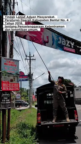 TINDAK LANJUT ADUAN MASYARAKAT & PENERTIBAN SPANDUK YANG GANGGU JALAN! 🚧 Selasa, 4 November 2025 Tim Satpol PP Kabupaten Bantul menindaklanjuti laporan warga di wilayah Sewon dan Kasihan. 📍 Tindakan di lapangan: Copot 4 rontek yang menutupi lampu lalu lintas di pertigaan Tembi, Timbulharjo Tertibkan dan edukasi pengemis jalanan Copot 4 spanduk melintang di Jalan IKIP PGRI 50 Bantul yang membahayakan pengguna jalan Cek pembuangan sampah liar di Gatak, Tirtonirmolo, Kasihan Satpol PP Bantul terus mengimbau masyarakat untuk tidak membuang sampah sembarangan, tidak memasang atribut di jalan secara ilegal, dan ikut menjaga ketertiban umum 🙌 👮‍♂️ Tertib itu keren, Bantul jadi aman dan nyaman! #SatpolPPBantul #BantulTertib #SatpolPPDIY #TertibBersama #BantulBersih 