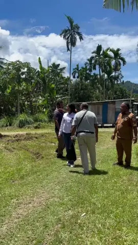 Hari ini saya bersama Kadis PUPR Papua Tengah, Ir. Yulianus Mambrasar, meninjau pembangunan fasilitas MCK dan dapur sekolah sebagai bagian dari program Sekolah Sehari Penuh (SSH). Langkah cepat dari Bapak Gubernur dan Kadis Pendidikan yang diterjemahkan secara sigap oleh Dinas PUPR patut diapresiasi. Inilah wujud nyata kerja bersama: kebijakan yang lahir dari visi besar, dijalankan dengan hati, dan menyentuh langsung kebutuhan anak-anak kita di sekolah. Bersama, kita membangun sekolah yang sehat, manusiawi, dan penuh kasih — tempat lahirnya masa depan Papua Tengah #pemprovpapuatengah #puprpapuatengah #dinaspendidikanpapuatengah #sekolahsepanjanghari #literasi 