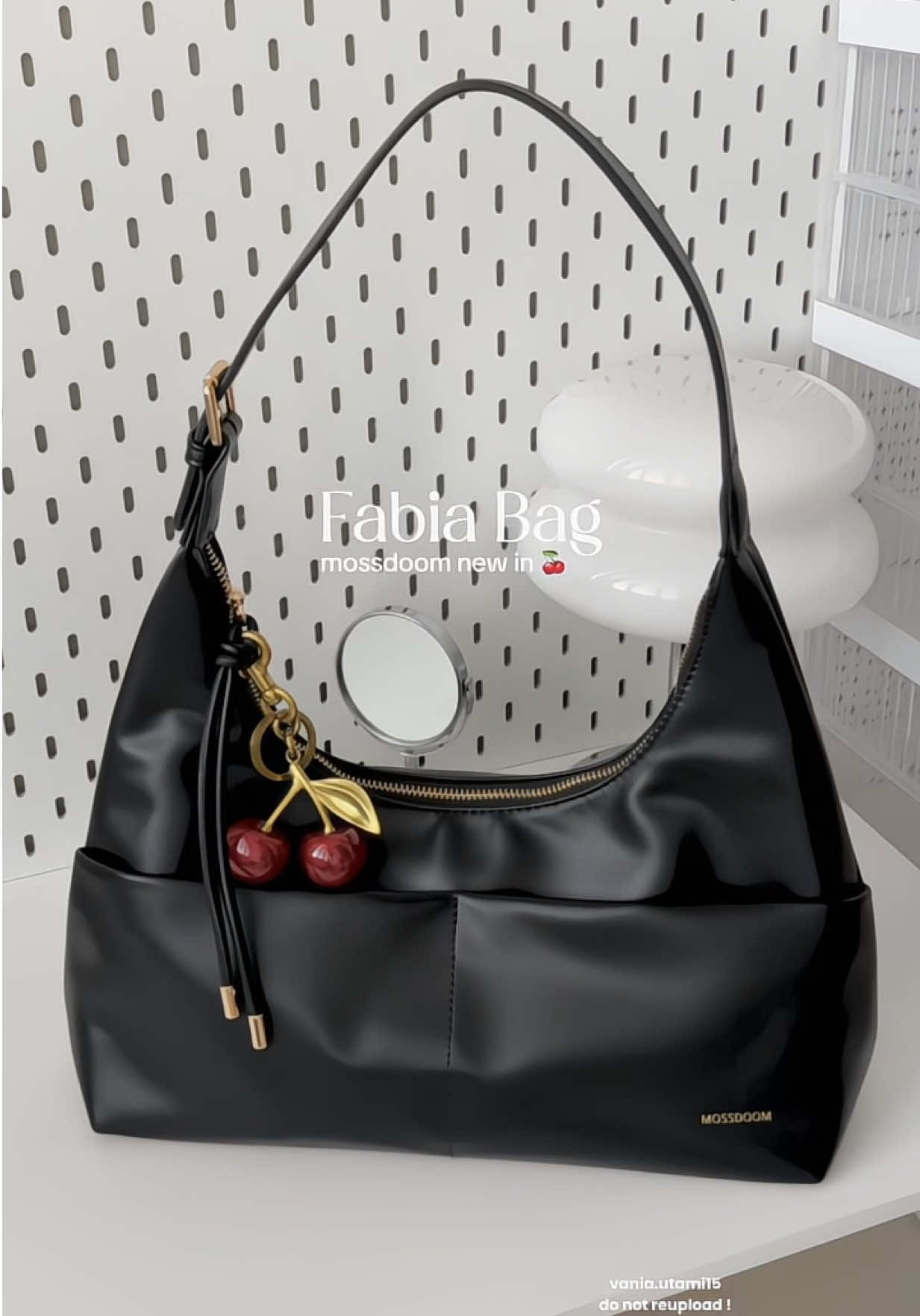 Akhirnya launching! Fabia Bag from @MOSSDOOM warna hitamnya elegant banget 😍 #mossdoom #fabiabag #shoulderbag #taswanita #totebag 
