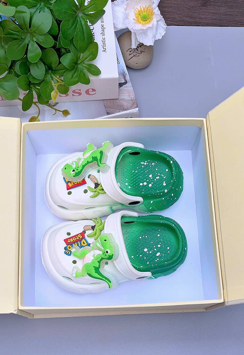 Dép sục có đèn sticker to cho bé. #suckhunglong #lonashop #depchobe 