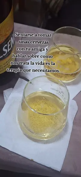 Sentarse a tomar unas cervezas con tu amiga #y hablar sobre como nos trata la vida es la terapia que necesitamos#sanar #amistad #amigas 