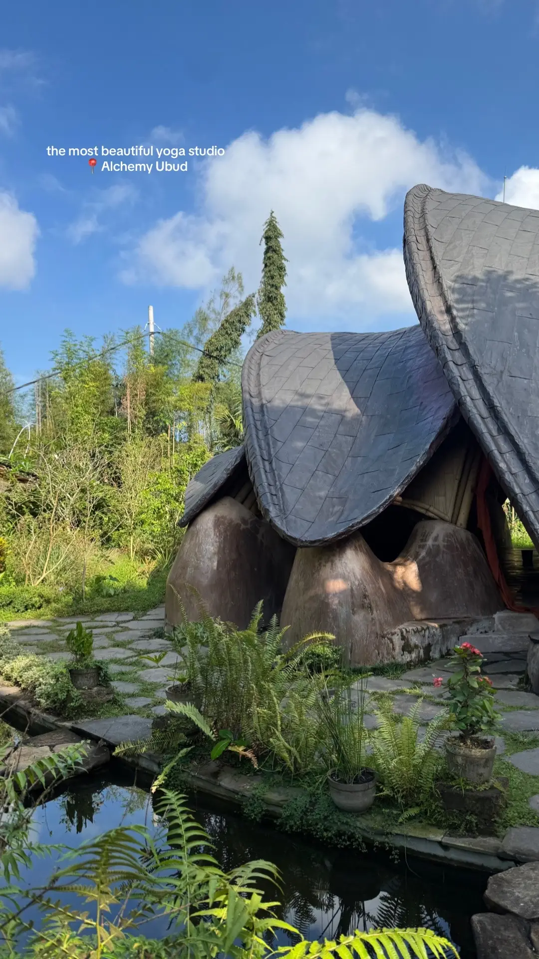 Looking for yoga in Ubud? Start at Alchemy Yoga Center. Jungle air, bamboo floors, soft music, and mornings that feel like a dream. Breathwork, vinyasa, meditation, cacao ceremonies all in one sacred place. Find stillness. Move gently. Stay for a 🥥 @Ully | UGC EUROPE @alchemyyogacenter 