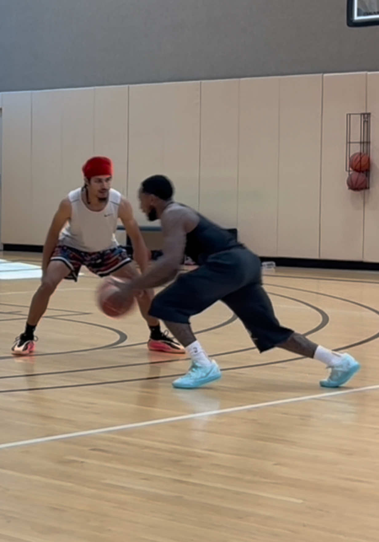 PRO DUNKER VS PRO HOOPER TWON CHANDLER   . FULL VIDEO ON TC2 TV! comment “link” and i’ll send you the video #tonycrosbyy #arizona 