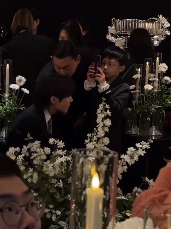 suamiku #jhope sama Hyung #jin lagi kondangan ke pernikahan menejer nya  😍😍😍