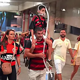 Uma imagem que fala por si só. Um pai levando o filho nos ombros- e o amor pelo Flamengo nos levando junto Mesmo com as dificuldades, o pequeno guerreiro faz questão de estar ali, vivendo a emoção de ver o Mengão de perto. Por que quando o coração é rubro-negro, nada é obstáculos. ❤️🖤 .@ dele: @Bruninho .🎥:insta: @tonomaraca.foto @Flamengo  @vianna_fotografo          . . #vaiprofycaramba #fyppppppppppppppppppppppp #flamengo #foryoupage #viral 