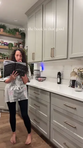 When you have a real book boyfriend … 🥵  This is how I feel reading about Kane in MIDNIGHTS… #BookTok #bookboyfriend 