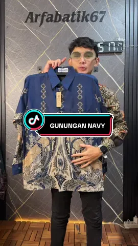 Warna navy stok terbatas ya kakak 🥰 Yukk buruan di order yaa .  Jangan sampai kehabisan 🥰 Kode barang: SADEWA NAVY  #kemejabatikpria #kemejabatik #batikpria #livebatik #fyp 