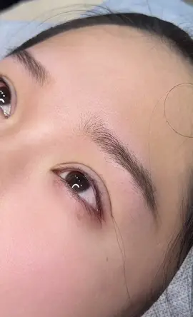 Cận cảnh mí xinh phom tự nhiên