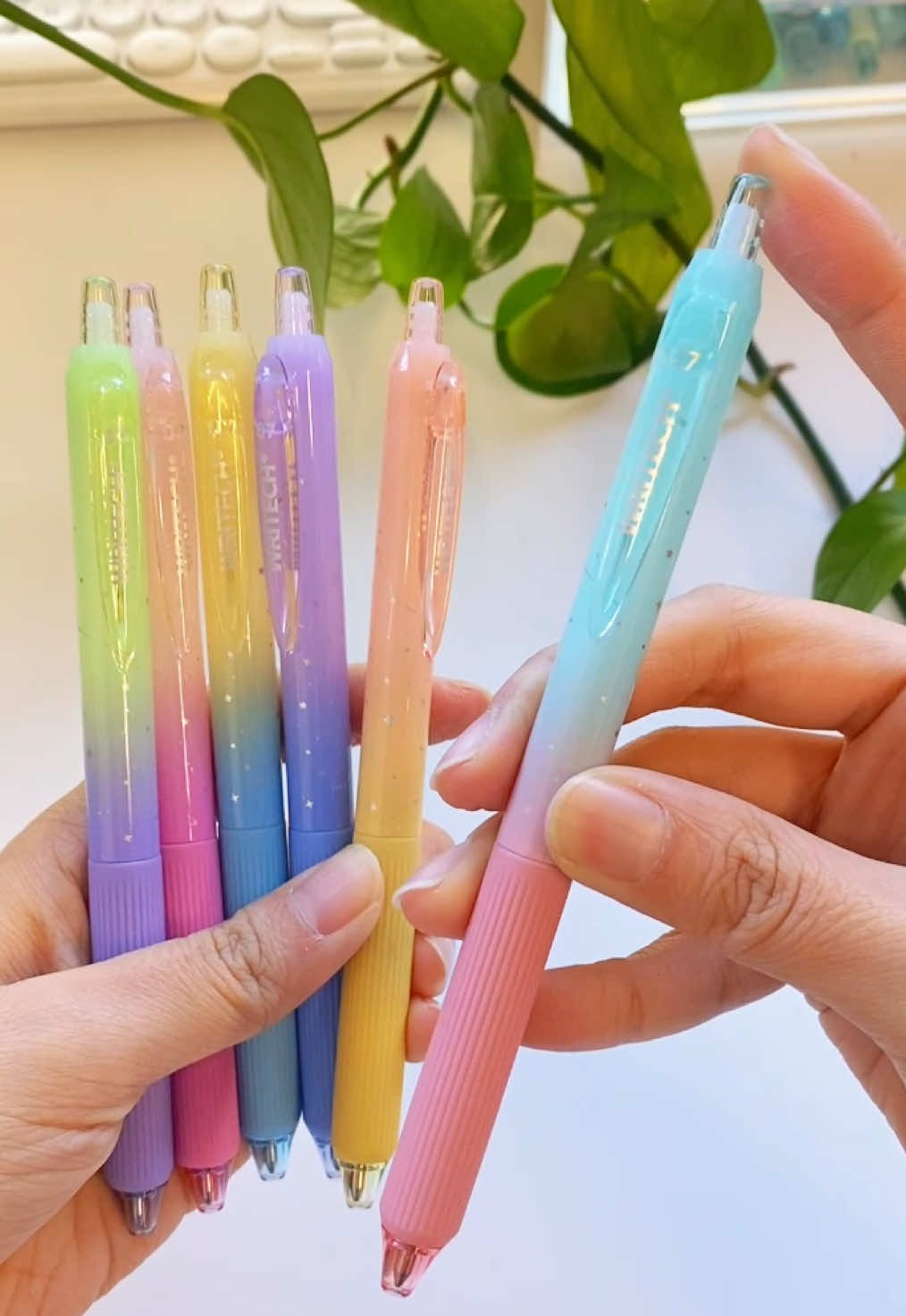 Finally… a pen that forgives lefties!😍😍😍#pen #pentok #gelpen #tiktokshopfinds #fyp 