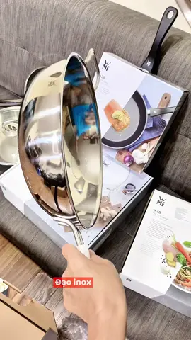 Chảo xào WMF Wokpan 30cm cao cấp.  Công dụng: xào, om nấu đa năng Chất liệu: Cromargan 18/10 liền khối 3 lớp sạch sẽ an toàn và bền bỉ  Sử dụng cho bếp từ, bếp gas, bếp hồng ngoại và các loại bếp khác  #daoinox #wmf #cromargan #wokpan #chaoinox 