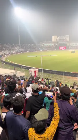Babar ka pavilion jany sa pehly crowd stadium sa bahir🥵🔥#viral #foryoupage #cricketlover #crowd #babarazamfans 