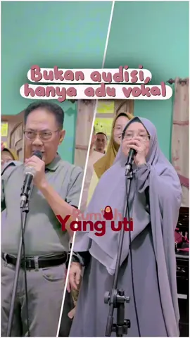 Sudah cocok bikin vocal group lintas generasi belum, Cu? 😆🤭🎶 Pas latihan ada yang fals, ada yang lupa lirik, ada yang nadanya ketinggian, ada juga yang terlalu rendah 🥶 Kalau Yang Uti sih cuma berjuang biar mic-nya nyampe saja dulu. Nadanya pas atau tidak, itu urusan belakangan 🤣🎤 Tapi semangatnya sama, kayak konser keluarga tanpa juri 🎼🧑‍🧑‍🧒‍🧒 #sambunglirik #sambunglagu #family #keluarga #keluargacemara 