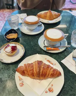 ☑️︎LE CAFE DE L'Officine Universelle Buly A KOBE 日本初☕️🤍🤍 神戸BALに併設されているビュリーカフェ 美しいドリンクはカプチーノ。 一杯1300円したけど、空間含めて素敵すぎたので大満足🥰 メニューや器もまるでパリ🇫🇷 ふわふわのクロワッサンも美味しかったあ🥐#コーヒー #神戸 